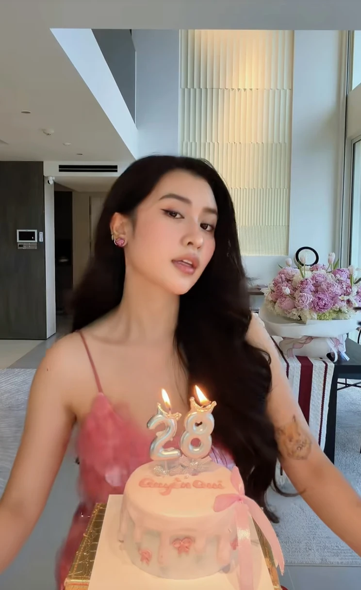 Quyên Qui lần đầu khoe con trai với phó chủ tịch Quyên Qui lần đầu khoe con trai với phó chủ tịch
