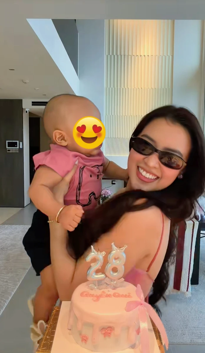 Quyên Qui lần đầu khoe con trai với phó chủ tịch Quyên Qui lần đầu khoe con trai với phó chủ tịch
