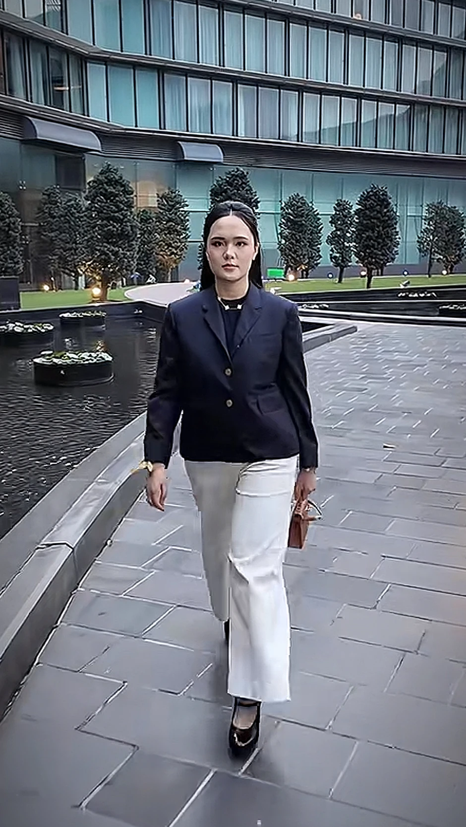 Quỳnh Anh “vợ Duy Mạnh” gây bão với diện mạo “tổng tài”: Nhưng hàng hiệu đắt đỏ vẫn vấp phải tranh luận trái chiều Quỳnh Anh “vợ Duy Mạnh” gây bão với diện mạo “tổng tài”: Nhưng hàng hiệu đắt đỏ vẫn vấp phải tranh luận trái chiều