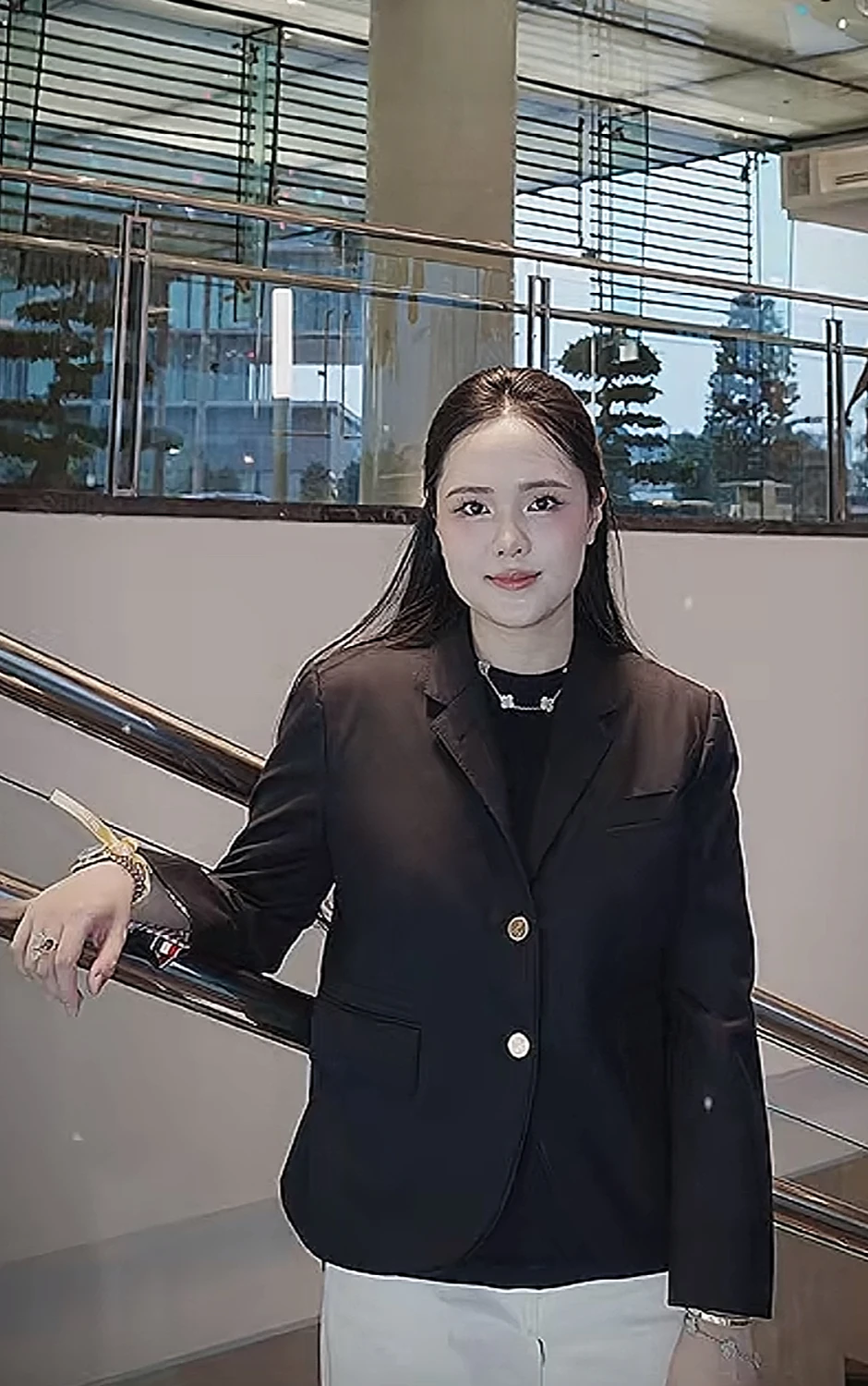 Quỳnh Anh “vợ Duy Mạnh” gây bão với diện mạo “tổng tài”: Nhưng hàng hiệu đắt đỏ vẫn vấp phải tranh luận trái chiều Quỳnh Anh “vợ Duy Mạnh” gây bão với diện mạo “tổng tài”: Nhưng hàng hiệu đắt đỏ vẫn vấp phải tranh luận trái chiều