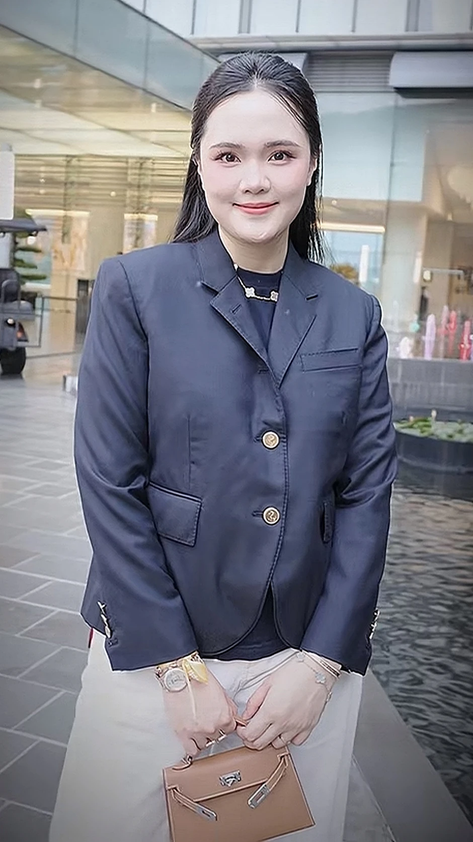 Quỳnh Anh “vợ Duy Mạnh” gây bão với diện mạo “tổng tài”: Nhưng hàng hiệu đắt đỏ vẫn vấp phải tranh luận trái chiều Quỳnh Anh “vợ Duy Mạnh” gây bão với diện mạo “tổng tài”: Nhưng hàng hiệu đắt đỏ vẫn vấp phải tranh luận trái chiều