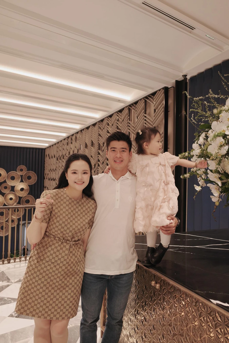 Quỳnh Anh “vợ Duy Mạnh” gây bão với diện mạo “tổng tài”: Nhưng hàng hiệu đắt đỏ vẫn vấp phải tranh luận trái chiều Quỳnh Anh “vợ Duy Mạnh” gây bão với diện mạo “tổng tài”: Nhưng hàng hiệu đắt đỏ vẫn vấp phải tranh luận trái chiều
