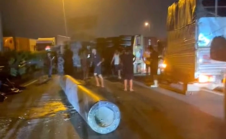 Rơi cột bê tông gây tai nạn giao thông liên hoàn trên Quốc lộ 5 , ùn tắc kéo dài Rơi cột bê tông gây tai nạn giao thông liên hoàn trên Quốc lộ 5 , ùn tắc kéo dài