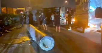 Rơi cột bê tông gây tai nạn giao thông liên hoàn trên Quốc lộ 5 , ùn tắc kéo dài