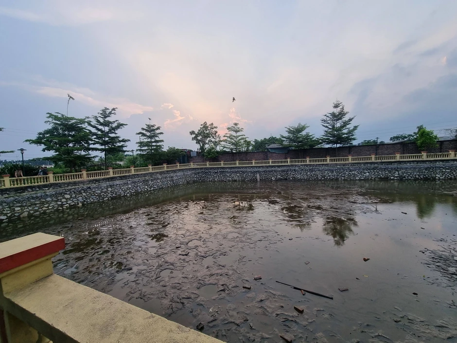Rơi dây chuyền dưới giếng làng ở Hà Nội, vợ chồng thuê máy bơm hút cạn nước Rơi dây chuyền dưới giếng làng ở Hà Nội, vợ chồng thuê máy bơm hút cạn nước