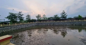 Rơi dây chuyền dưới giếng làng ở Hà Nội, vợ chồng thuê máy bơm hút cạn nước