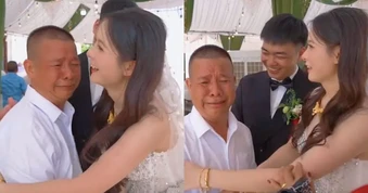 Rưng rưng cảnh bố khóc hu hu khi con gái lấy chồng, cô dâu dỗ mãi không nín