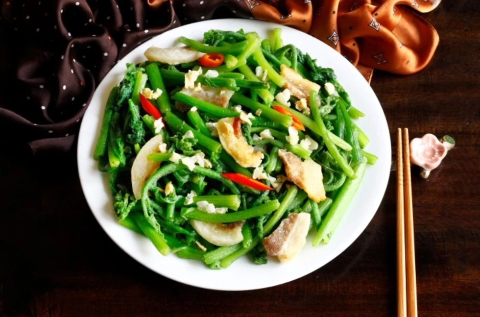 Sai lầm khi nêm muối khiến rau xào mất ngon - Báo TinVina Cooking
