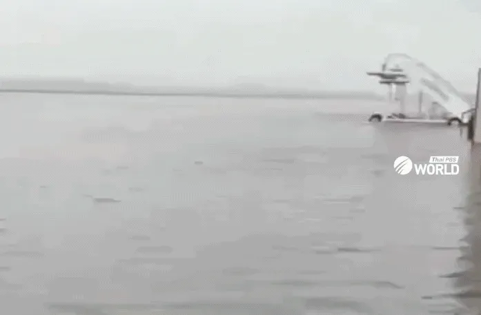 Sân bay ở Thái Lan bị ngập nghiêm trọng, máy bay như đỗ ở sông Sân bay ở Thái Lan bị ngập nghiêm trọng, máy bay như đỗ ở sông