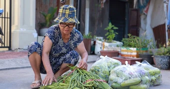 Sạp 'Minh Rau' tặng rau miễn phí ngày cuối năm: 'Lấy nhiều về ăn tết cũng được'