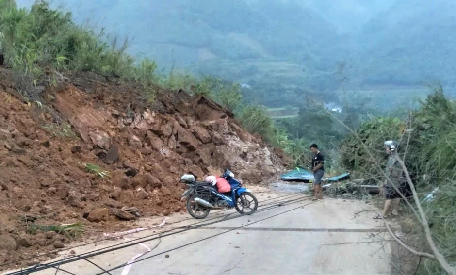 Sạt lở đất đá, Quốc lộ 279 qua Lào Cai bị chia cắt Sạt lở đất đá, Quốc lộ 279 qua Lào Cai bị chia cắt