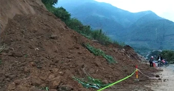 Sạt lở đất đá, Quốc lộ 279 qua Lào Cai bị chia cắt