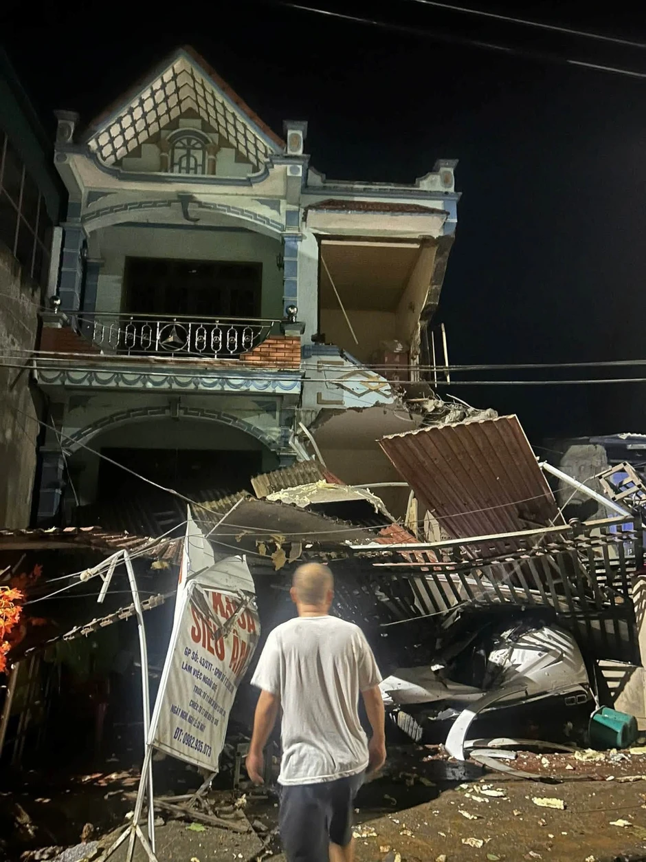 Sạt lở trong đêm, đá tảng xuyên thủng nhà dân ở Lạng Sơn Sạt lở trong đêm, đá tảng xuyên thủng nhà dân ở Lạng Sơn