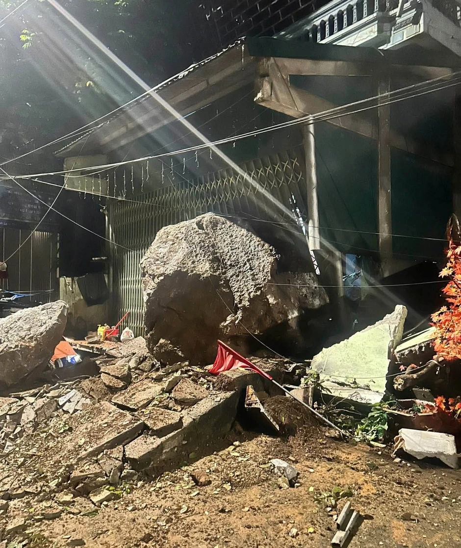 Sạt lở trong đêm, đá tảng xuyên thủng nhà dân ở Lạng Sơn Sạt lở trong đêm, đá tảng xuyên thủng nhà dân ở Lạng Sơn