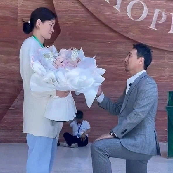Sau 5 năm chống ung thư, chàng trai Trung Quốc cầu hôn bác sĩ cứu mạng mình Sau 5 năm chống ung thư, chàng trai Trung Quốc cầu hôn bác sĩ cứu mạng mình