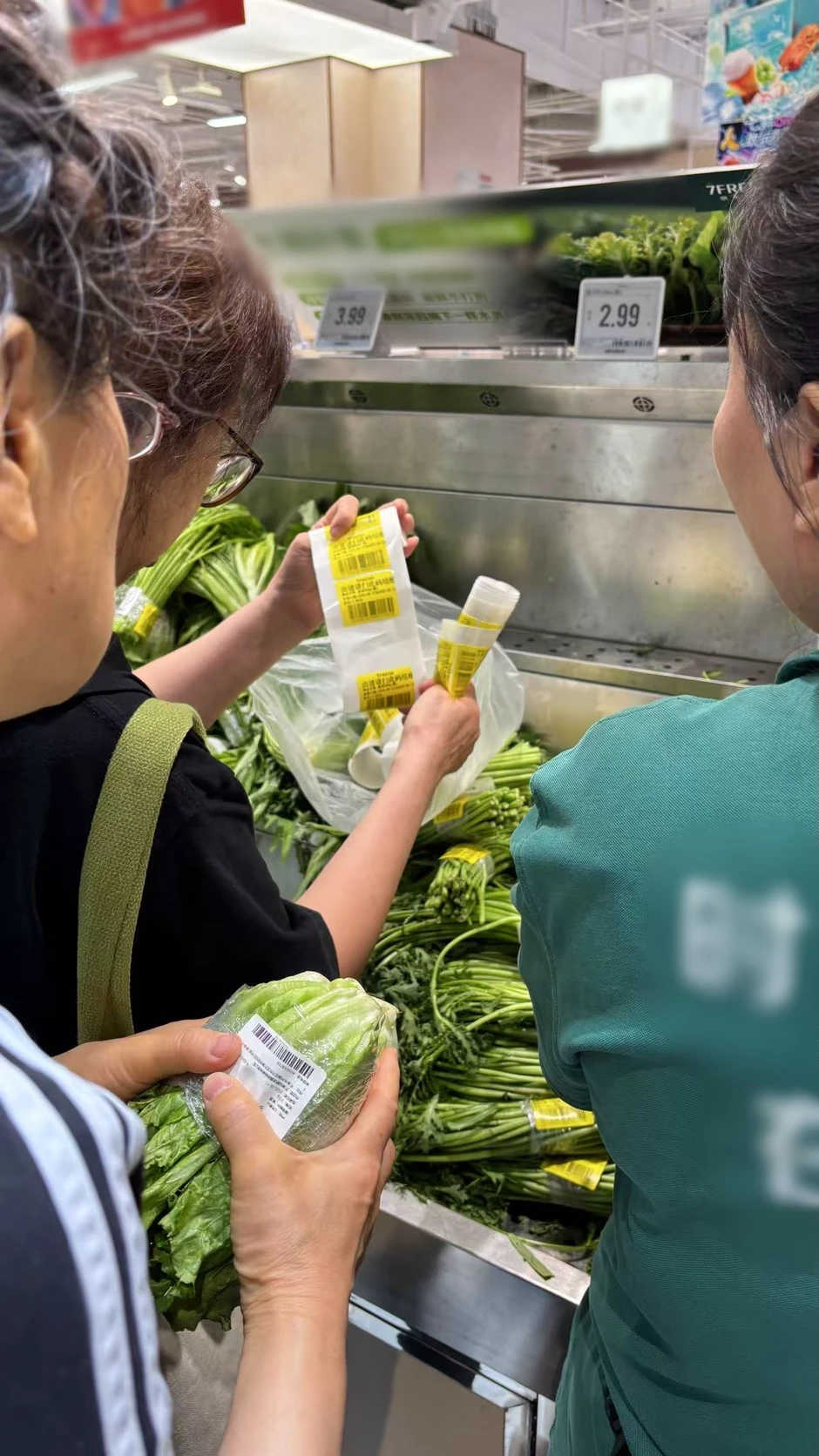 Sau 8h tối, siêu thị là thiên đường: “Không phải ban ngày không mua nổi, mà ban đêm mới thật sự đáng tiền” Sau 8h tối, siêu thị là thiên đường: “Không phải ban ngày không mua nổi, mà ban đêm mới thật sự đáng tiền”