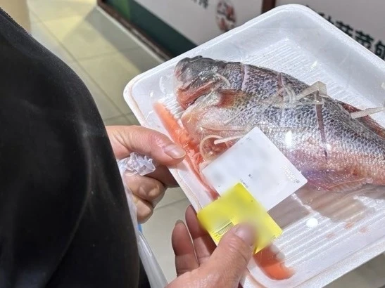 Sau 8h tối, siêu thị là thiên đường: “Không phải ban ngày không mua nổi, mà ban đêm mới thật sự đáng tiền” Sau 8h tối, siêu thị là thiên đường: “Không phải ban ngày không mua nổi, mà ban đêm mới thật sự đáng tiền”