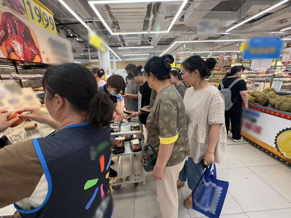 Sau 8h tối, siêu thị là thiên đường: “Không phải ban ngày không mua nổi, mà ban đêm mới thật sự đáng tiền” Sau 8h tối, siêu thị là thiên đường: “Không phải ban ngày không mua nổi, mà ban đêm mới thật sự đáng tiền”