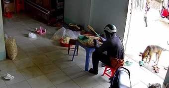 Shipper bước vào nhà trong lúc chờ khách chuyển tiền, cảnh lọt vào camera được cắt ra đăng tải khắp nơi