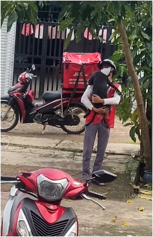 Shipper đến phòng trọ giao hàng, chuyện gì xảy ra khiến chủ trích xuất camera đăng lên mạng?