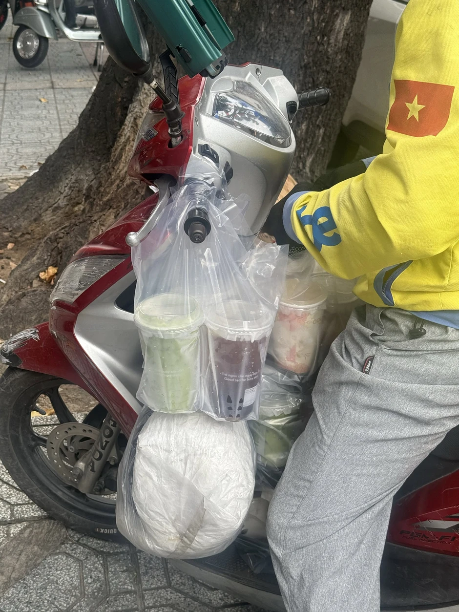 Shipper làm đổ 6 ly nước và xin đền tiền, video ghi lại cách chủ quán xử lý tình huống lan truyền chóng mặt