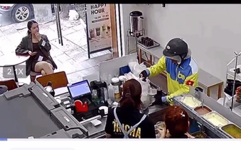 Shipper làm đổ 6 ly nước và xin đền tiền, video ghi lại cách chủ quán xử lý tình huống lan truyền chóng mặt