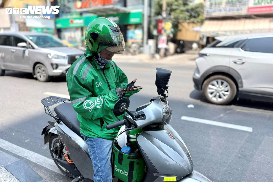 Shipper, xe ôm công nghệ ở TP.HCM dự kiến phải dùng xe điện từ 2028 Shipper, xe ôm công nghệ ở TP.HCM dự kiến phải dùng xe điện từ 2028