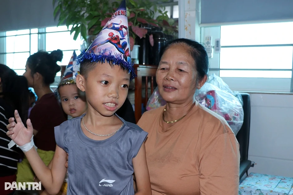 Sinh nhật đặc biệt của cậu bé 9 tuổi, một năm đi viện 12 lần Sinh nhật đặc biệt của cậu bé 9 tuổi, một năm đi viện 12 lần