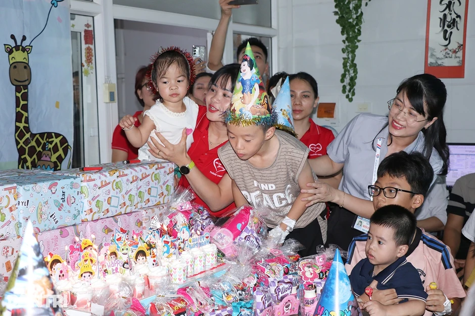 Sinh nhật đặc biệt của cậu bé 9 tuổi, một năm đi viện 12 lần Sinh nhật đặc biệt của cậu bé 9 tuổi, một năm đi viện 12 lần