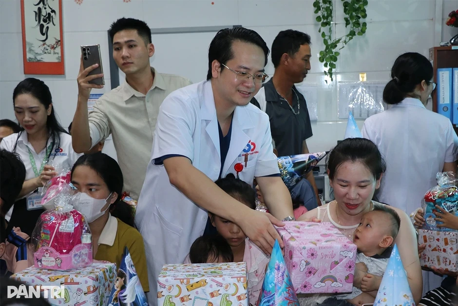 Sinh nhật đặc biệt của cậu bé 9 tuổi, một năm đi viện 12 lần Sinh nhật đặc biệt của cậu bé 9 tuổi, một năm đi viện 12 lần