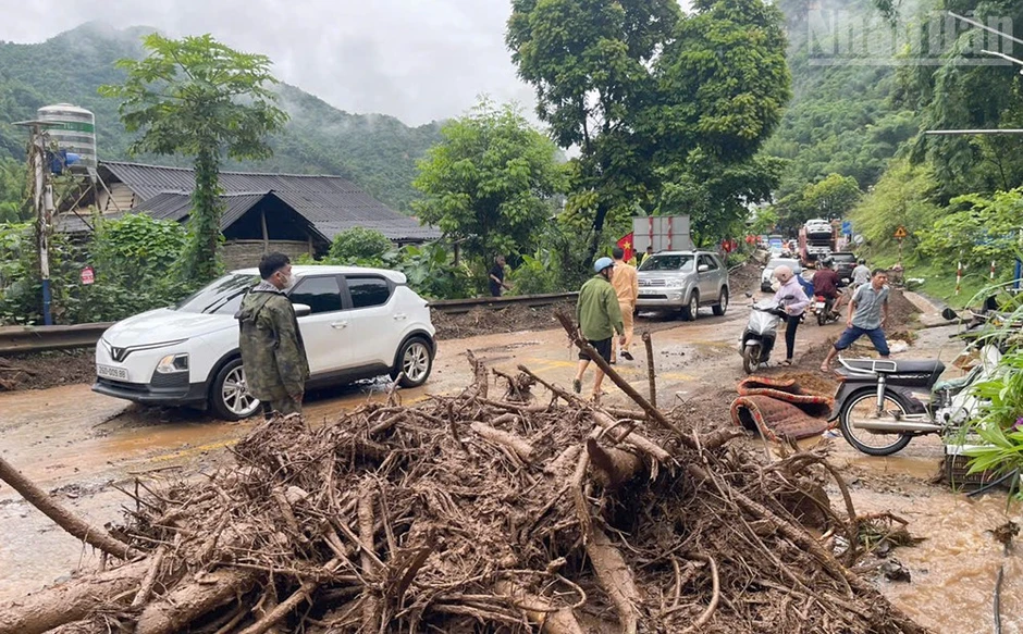 Sơn La khẩn cấp sơ tán 84 hộ dân khỏi vùng nguy cơ sạt lở Sơn La khẩn cấp sơ tán 84 hộ dân khỏi vùng nguy cơ sạt lở