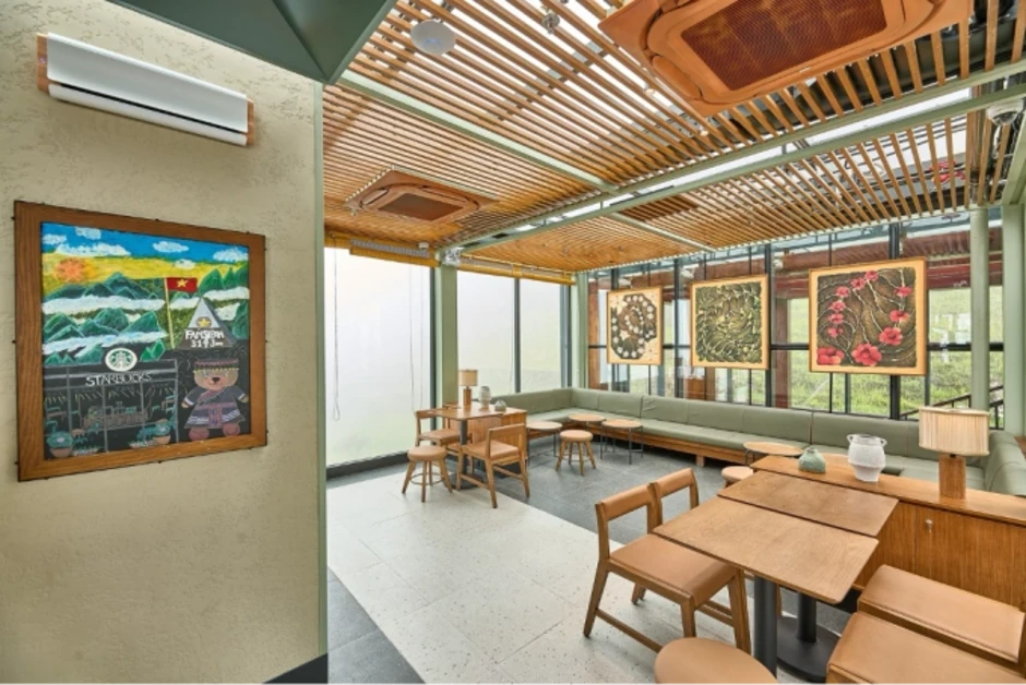Starbucks mở cửa hàng trên đỉnh Fansipan cao 3.063 m Starbucks mở cửa hàng trên đỉnh Fansipan cao 3.063 m