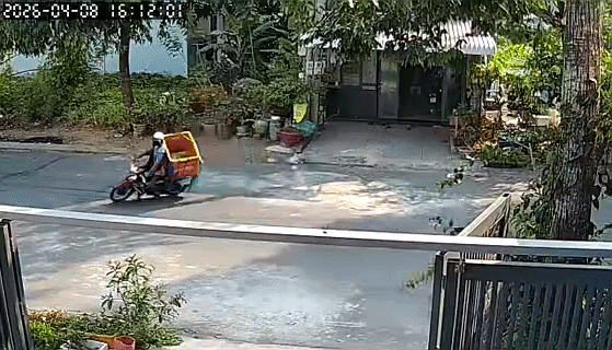 Sự cợt nhả của shipper khi biết khách đang đợi hàng về: Nếu không có camera ghi lại, không ai dám tin Sự cợt nhả của shipper khi biết khách đang đợi hàng về: Nếu không có camera ghi lại, không ai dám tin