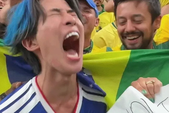 Sự thật CĐV Nhật gào khóc giữa người hâm mộ Brazil vì bị thua Sự thật CĐV Nhật gào khóc giữa người hâm mộ Brazil vì bị thua