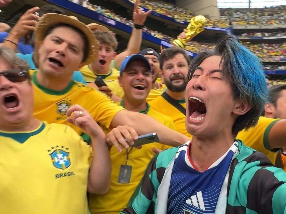 Sự thật CĐV Nhật gào khóc giữa người hâm mộ Brazil vì bị thua Sự thật CĐV Nhật gào khóc giữa người hâm mộ Brazil vì bị thua