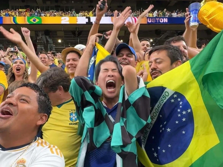 Sự thật CĐV Nhật gào khóc giữa người hâm mộ Brazil vì bị thua Sự thật CĐV Nhật gào khóc giữa người hâm mộ Brazil vì bị thua