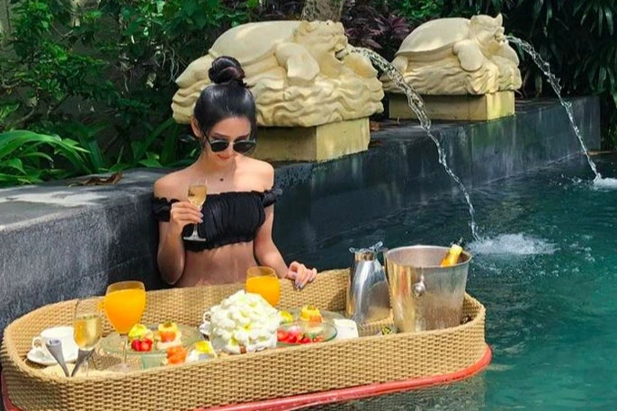 Sự thật về cuộc sống hào nhoáng của tiểu thư, thiếu gia tài phiệt trên mạng Sự thật về cuộc sống hào nhoáng của tiểu thư, thiếu gia tài phiệt trên mạng
