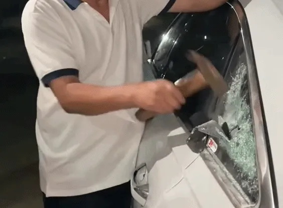 Sự thật video trẻ bị bỏ quên trên ô tô, gia đình phá kính giải cứu Sự thật video trẻ bị bỏ quên trên ô tô, gia đình phá kính giải cứu