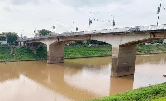 Sự thực thông tin cầu Đông Kinh bị nứt ngang Sự thực thông tin cầu Đông Kinh bị nứt ngang