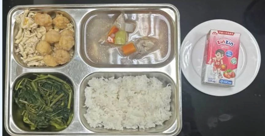 Suất ăn bán trú trường công ở Hà Nội đầy đặn, ngon mắt vẫn gây tranh cãi, phụ huynh phản ánh điều bất ngờ Suất ăn bán trú trường công ở Hà Nội đầy đặn, ngon mắt vẫn gây tranh cãi, phụ huynh phản ánh điều bất ngờ