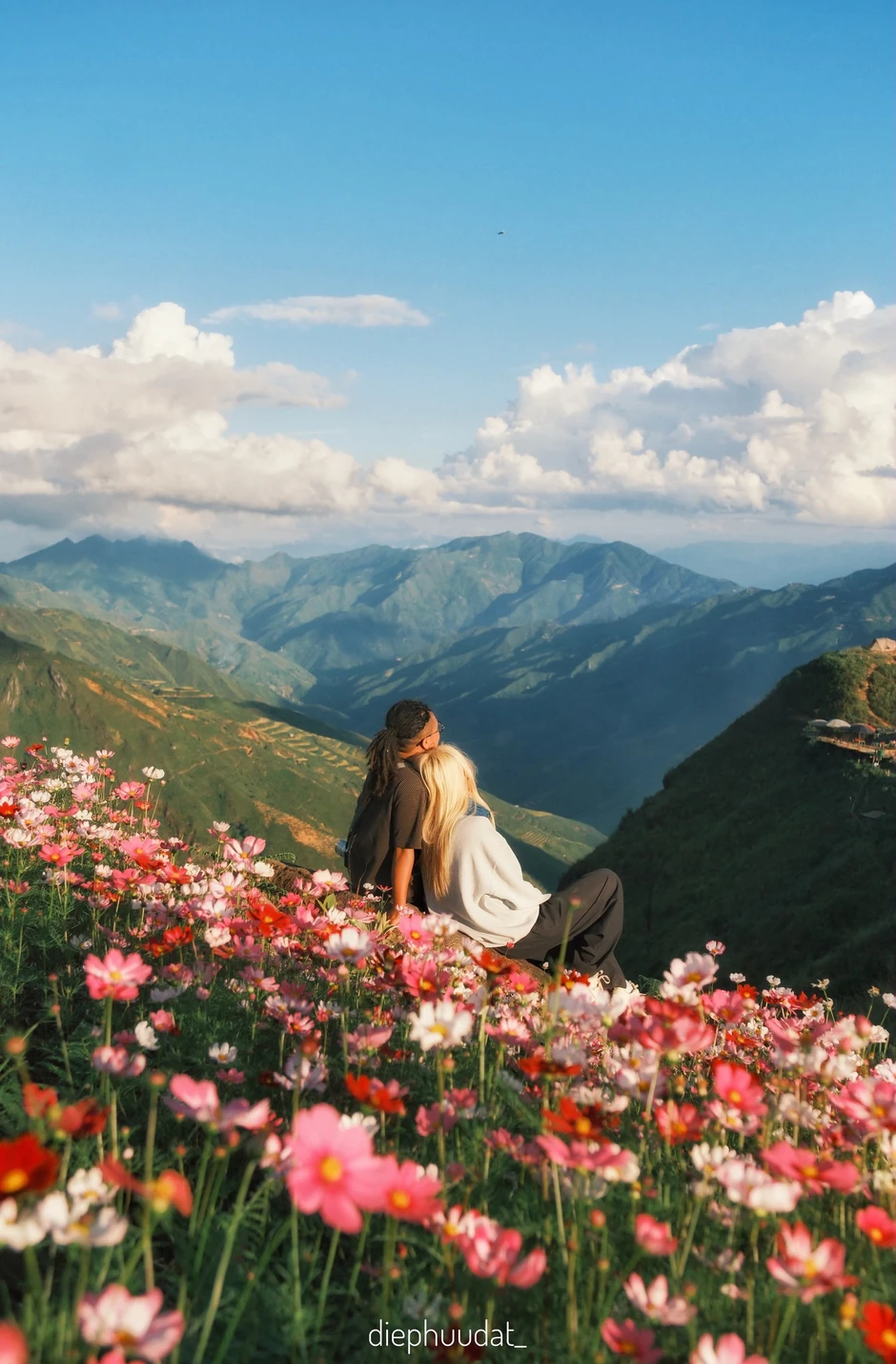 Tà Xùa vào mùa hoa rực rỡ nhất năm, du khách chấp nhận vượt khó 20 km đường núi chỉ để đi bộ 1,5 km trên sống lưng núi Tà Xùa vào mùa hoa rực rỡ nhất năm, du khách chấp nhận vượt khó 20 km đường núi chỉ để đi bộ 1,5 km trên sống lưng núi