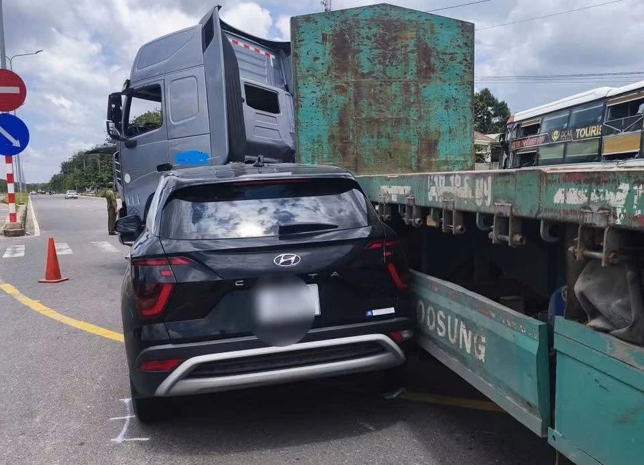 Tai nạn liên hoàn giữa ngã tư, xe giường nằm bị nát đầu Tai nạn liên hoàn giữa ngã tư, xe giường nằm bị nát đầu