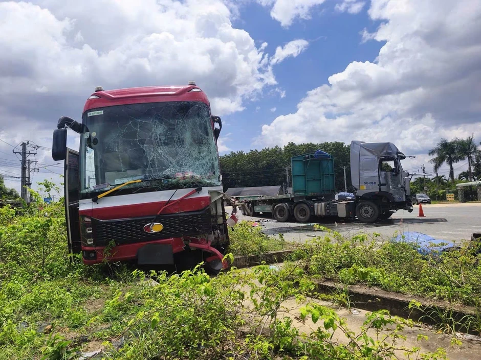 Tai nạn liên hoàn giữa ngã tư, xe giường nằm bị nát đầu Tai nạn liên hoàn giữa ngã tư, xe giường nằm bị nát đầu