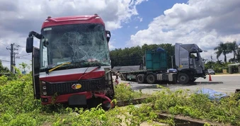 Tai nạn liên hoàn giữa ngã tư, xe giường nằm bị nát đầu