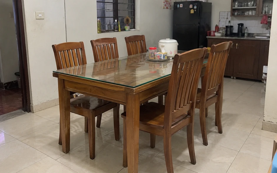 Tại sao ngày càng nhiều gia đình không còn làm bộ bàn ăn 6 ghế? 2 kiểu bàn mới linh hoạt, hợp nhà hiện đại hơn Tại sao ngày càng nhiều gia đình không còn làm bộ bàn ăn 6 ghế? 2 kiểu bàn mới linh hoạt, hợp nhà hiện đại hơn