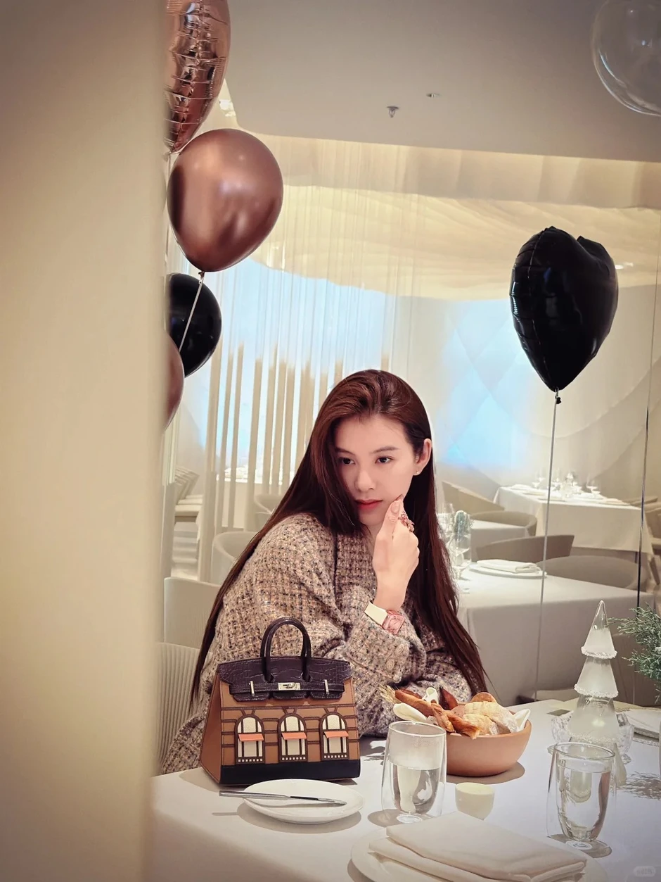 Tại sao người giàu mua chiếc túi vài tỷ nhưng chẳng đeo lần nào? Tại sao người giàu mua chiếc túi vài tỷ nhưng chẳng đeo lần nào?