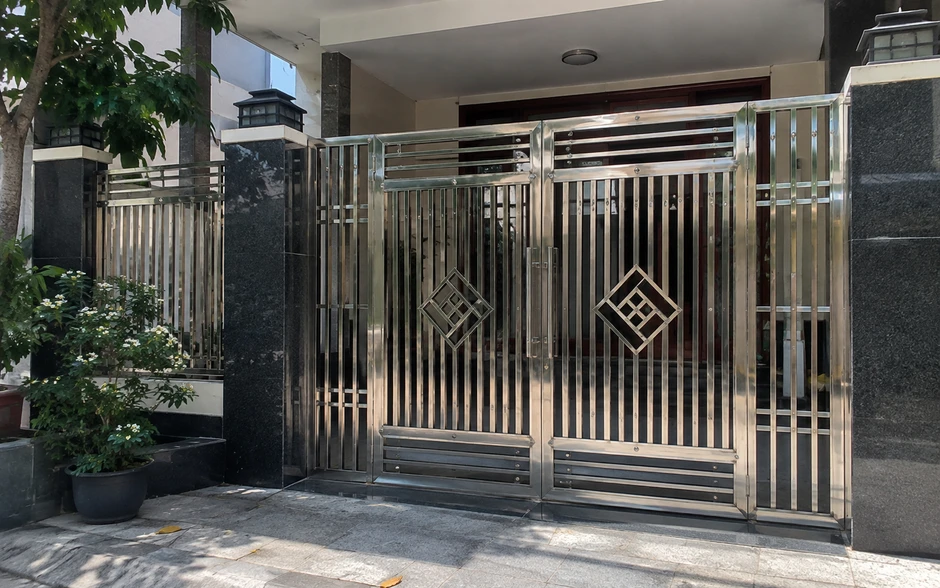 Tại sao nhiều gia đình không chọn cổng inox? Khám phá 2 kiểu cổng hiện đại đẹp hơn Tại sao nhiều gia đình không chọn cổng inox? Khám phá 2 kiểu cổng hiện đại đẹp hơn