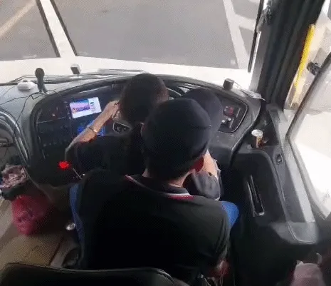 Tài xế người Malaysia để cô gái ngồi lên đùi lúc lái xe trên đường cao tốc Tài xế người Malaysia để cô gái ngồi lên đùi lúc lái xe trên đường cao tốc