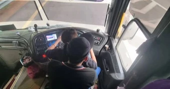 Tài xế người Malaysia để cô gái ngồi lên đùi lúc lái xe trên đường cao tốc