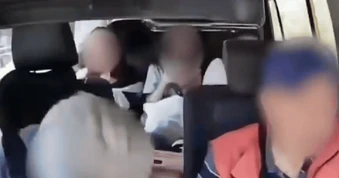 Tài xế taxi bất tỉnh, hành khách hoảng loạn kiểm soát vô-lăng giữa đường ở Hong Kong